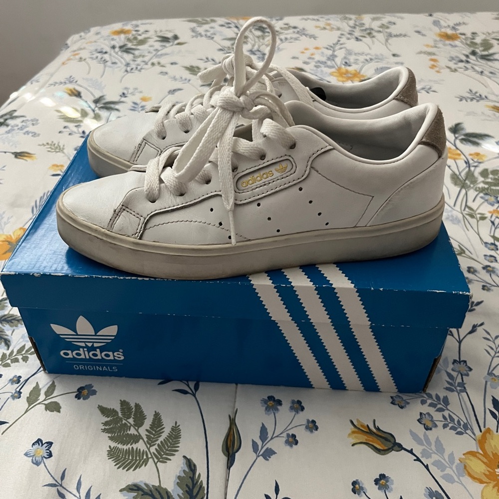 White Adidas - Size 5.5 (US)